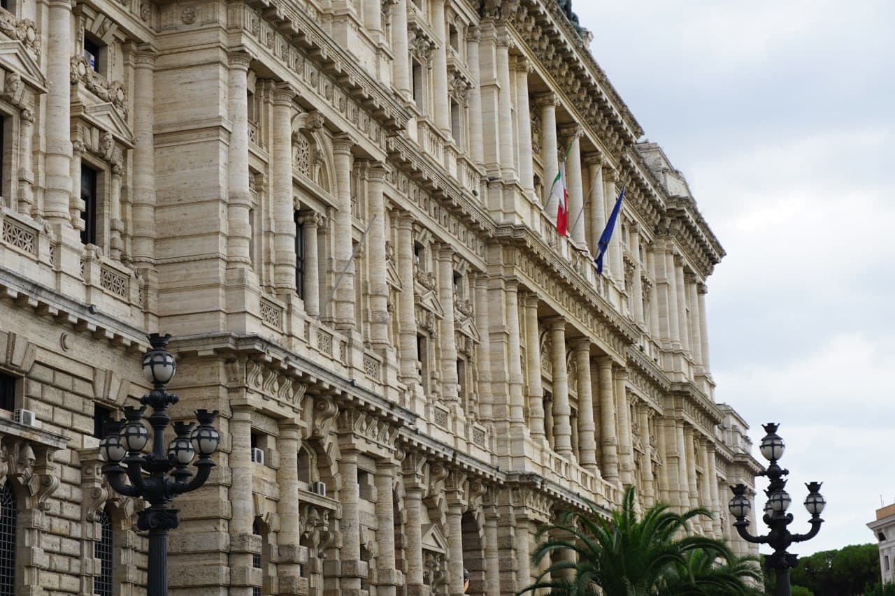 Italian Senators Press Government on Online Gambling AML and Crypto Risks